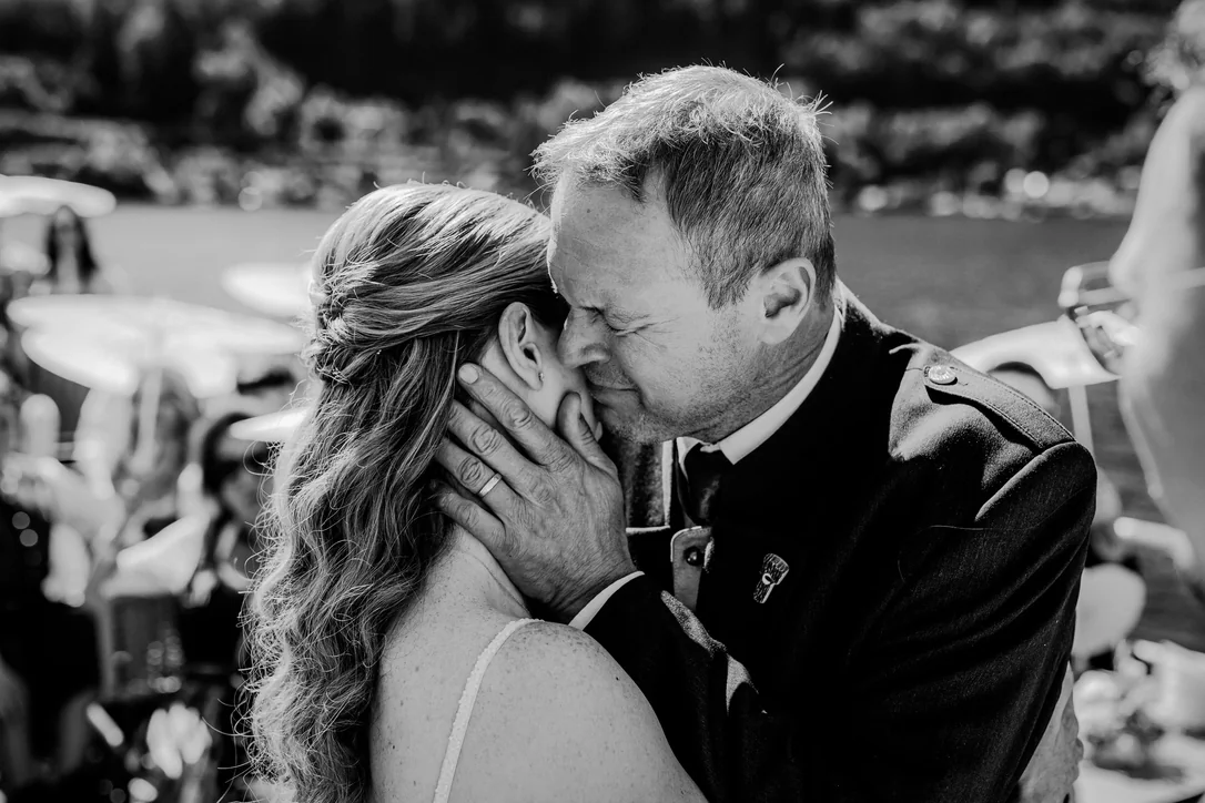 Brautpaar küsst sich während seiner Trachtenhochzeit im Salzkammergut