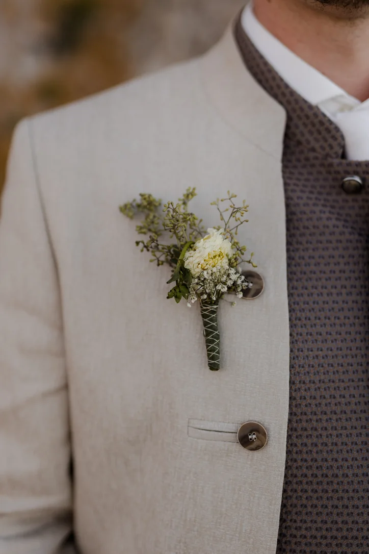 Detail des Trachtenjankers mit floraler Ansteckblume bei der Hochzeit in Traunkirchen