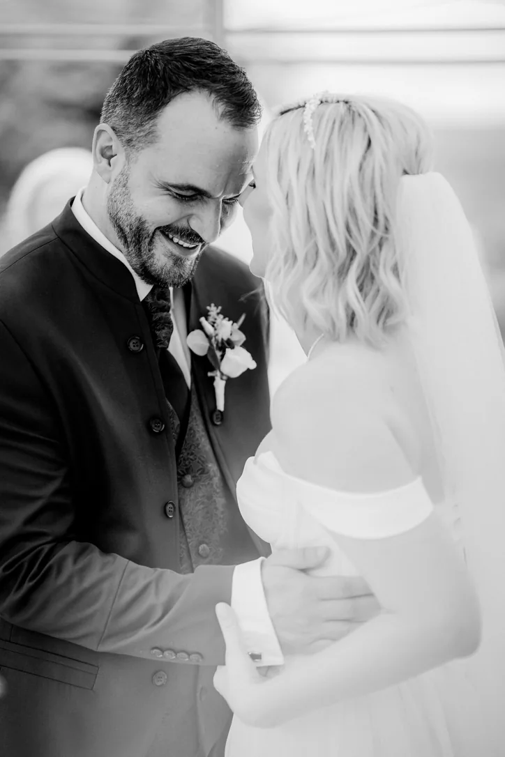 Schwarzweißes Paarporträt bei der romantischen Hochzeit im Schloss Wolfsberg