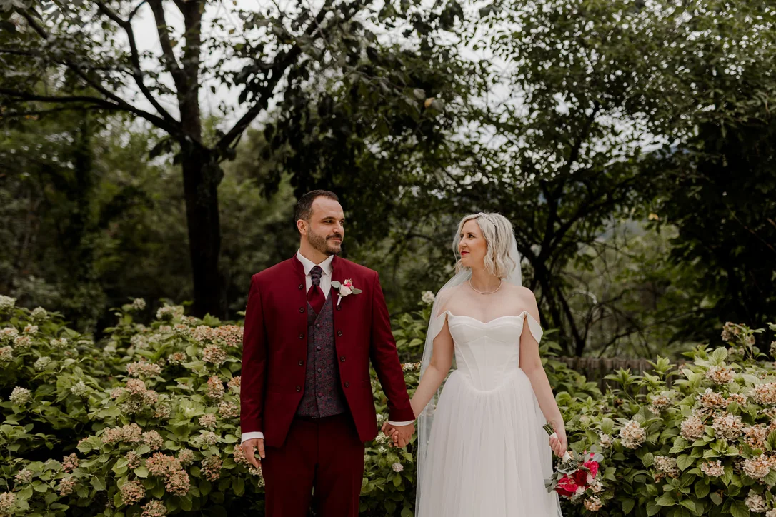 Brautpaar im Schlossgarten bei seiner romantischen Hochzeit in Kärnten