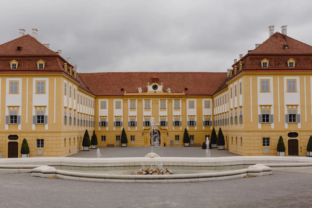 Weite Ansicht eines barocken Schlosses mit Brunnen im Innenhof als Hochzeitslocation in Niederösterreich